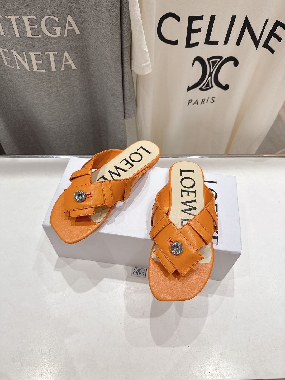 高版本出厂
  LOEWE/罗意威2025/ss新品平底人字拖沙滩夹脚拖鞋～小红书、外网火爆款

最近大