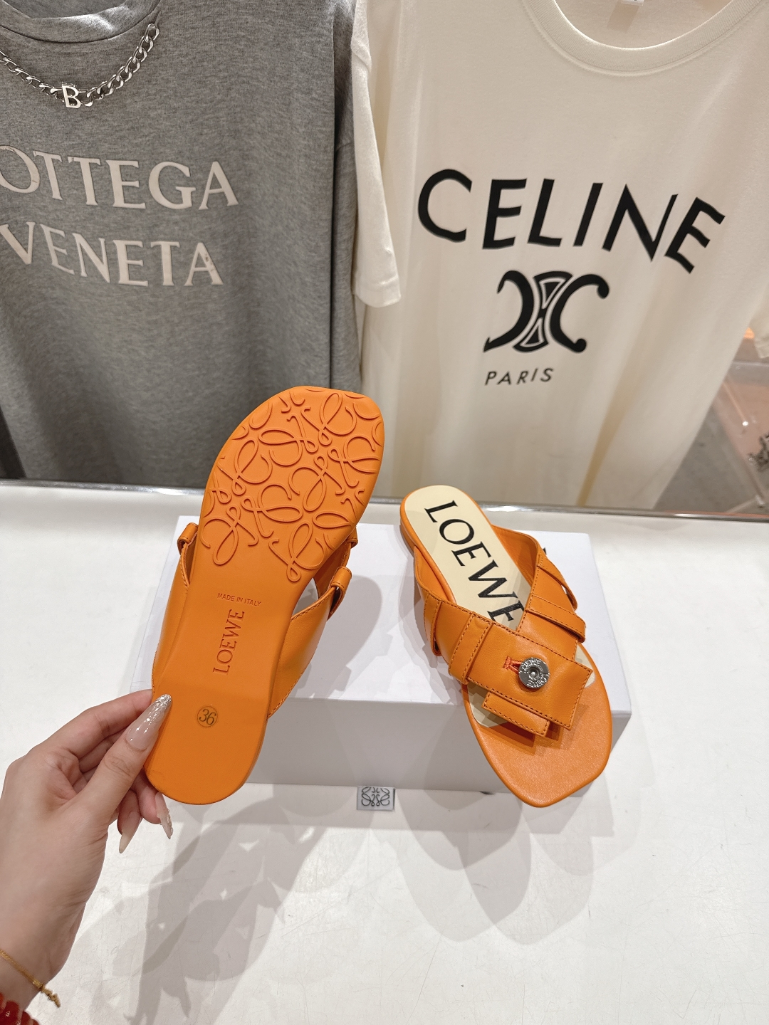 高版本出厂
  LOEWE/罗意威2025/ss新品平底人字拖沙滩夹脚拖鞋～小红书、外网火爆款

最近大