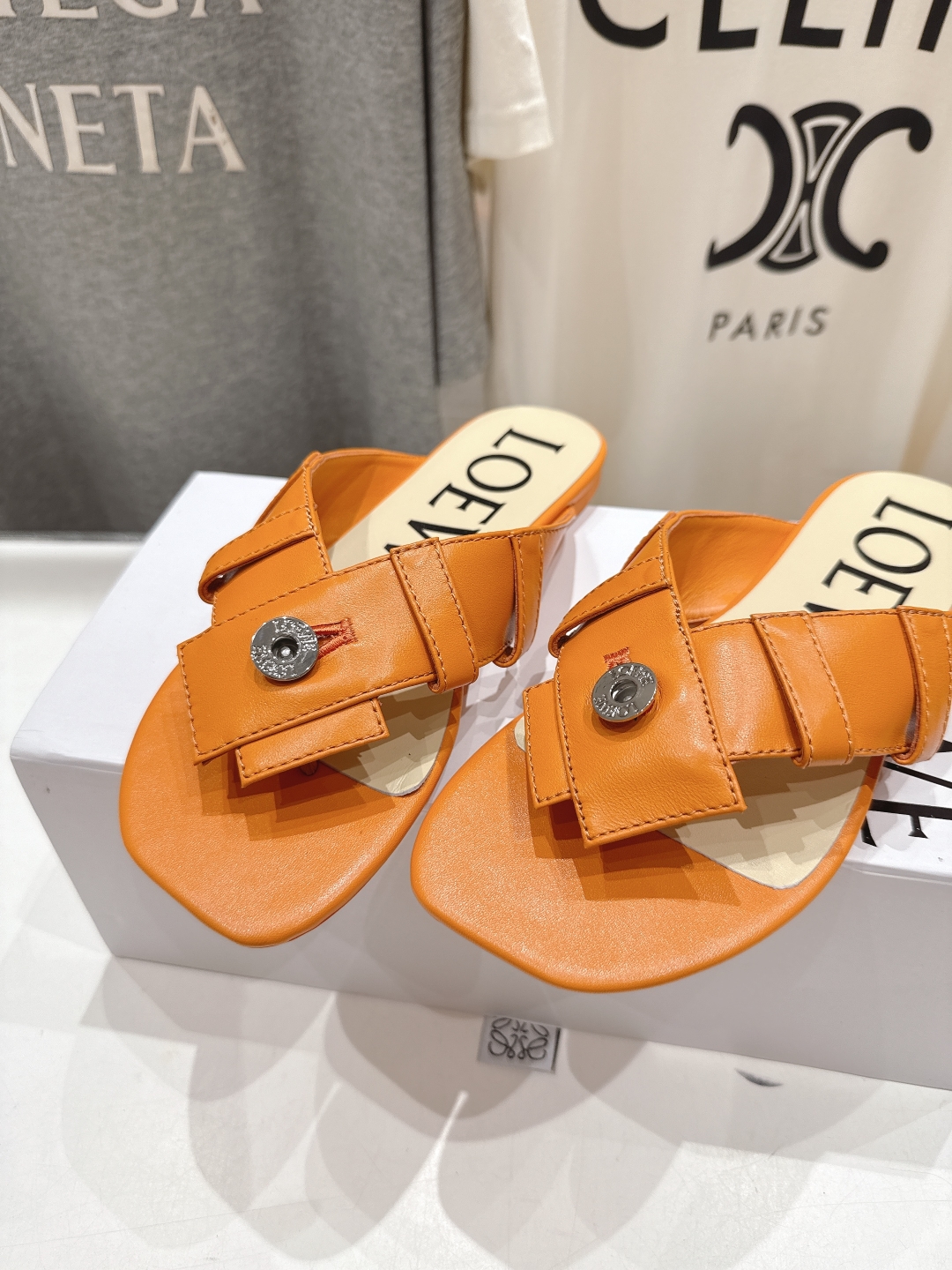 高版本出厂
  LOEWE/罗意威2025/ss新品平底人字拖沙滩夹脚拖鞋～小红书、外网火爆款

最近大