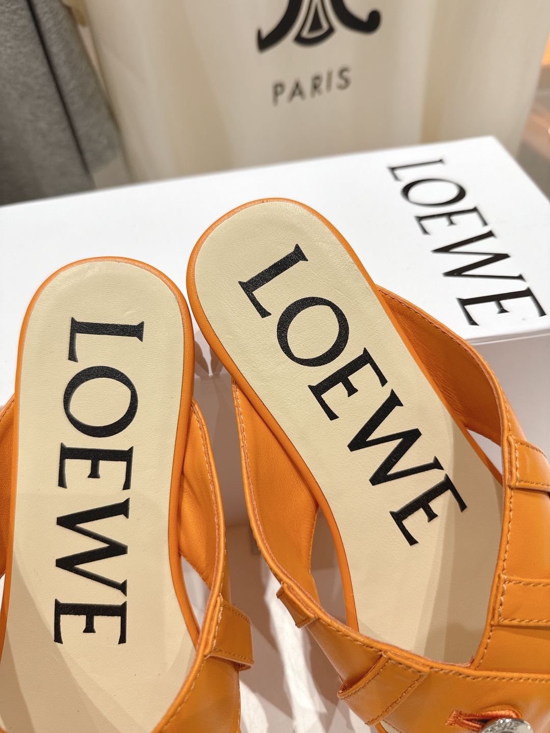 高版本出厂
  LOEWE/罗意威2025/ss新品平底人字拖沙滩夹脚拖鞋～小红书、外网火爆款

最近大