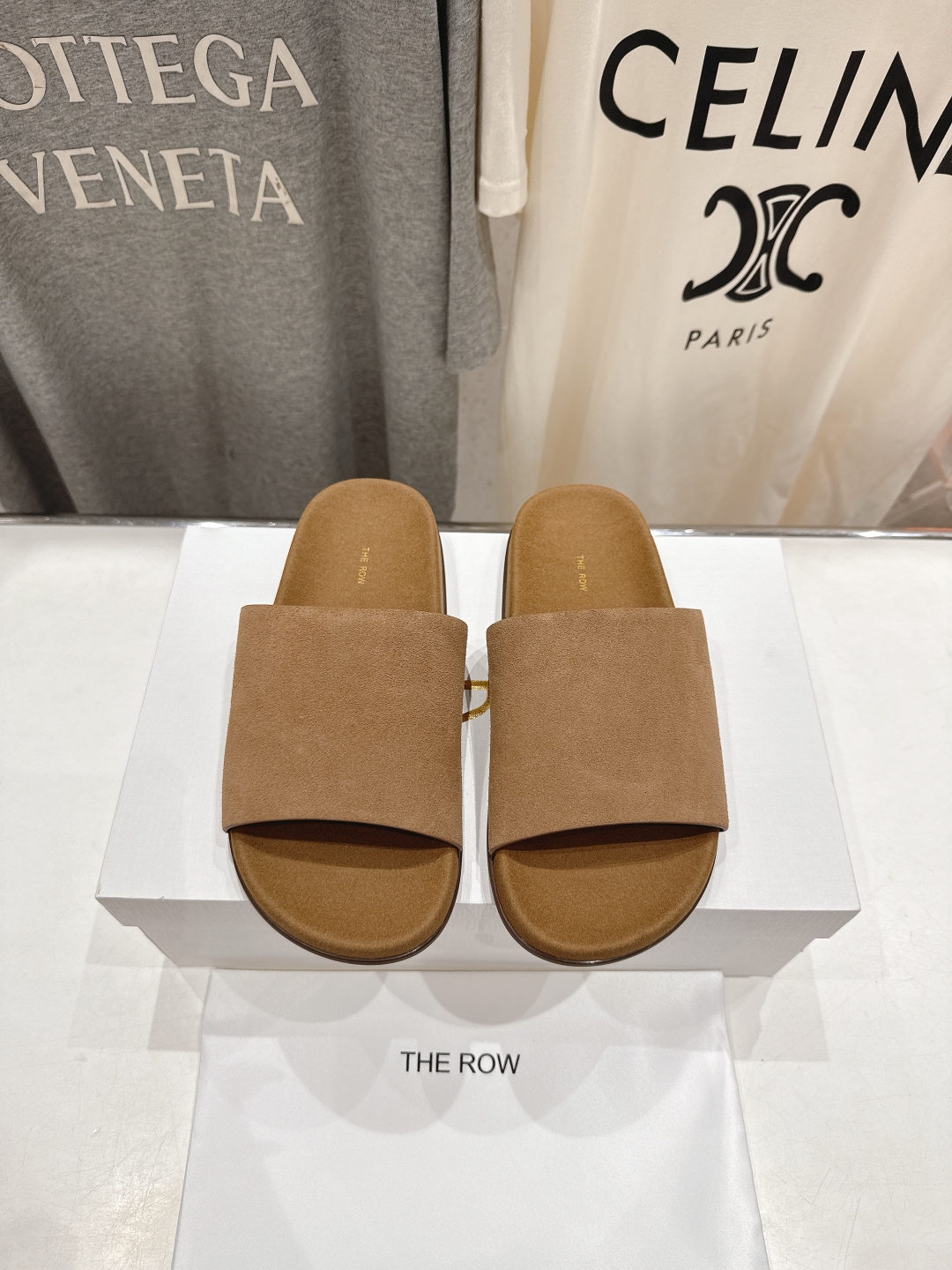 高版本出厂
  the row 2025ss夏季爆款简约平底拖鞋
非常舒服的平底夹脚拖鞋，极简设计理念，