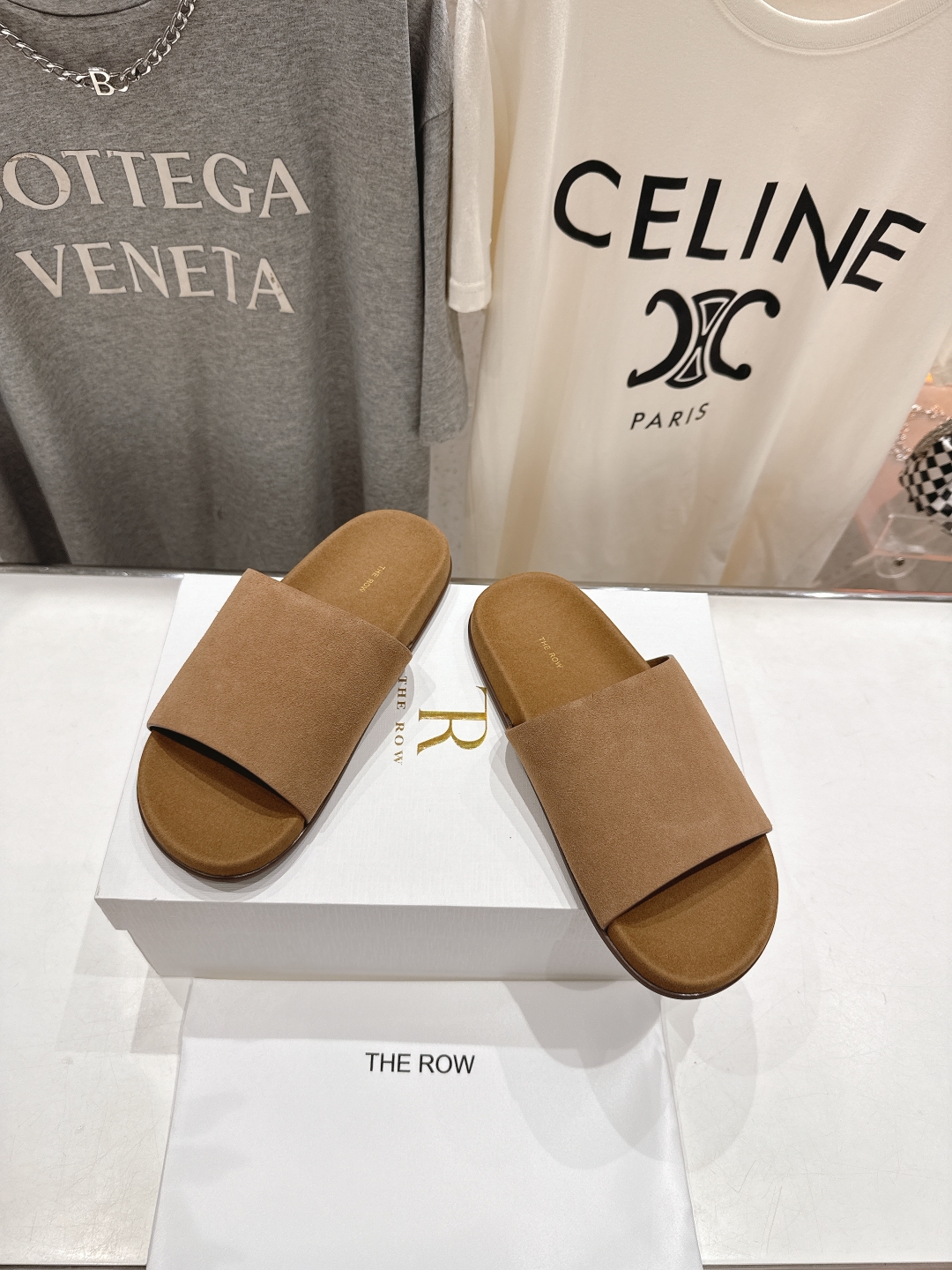 高版本出厂
  the row 2025ss夏季爆款简约平底拖鞋
非常舒服的平底夹脚拖鞋，极简设计理念，
