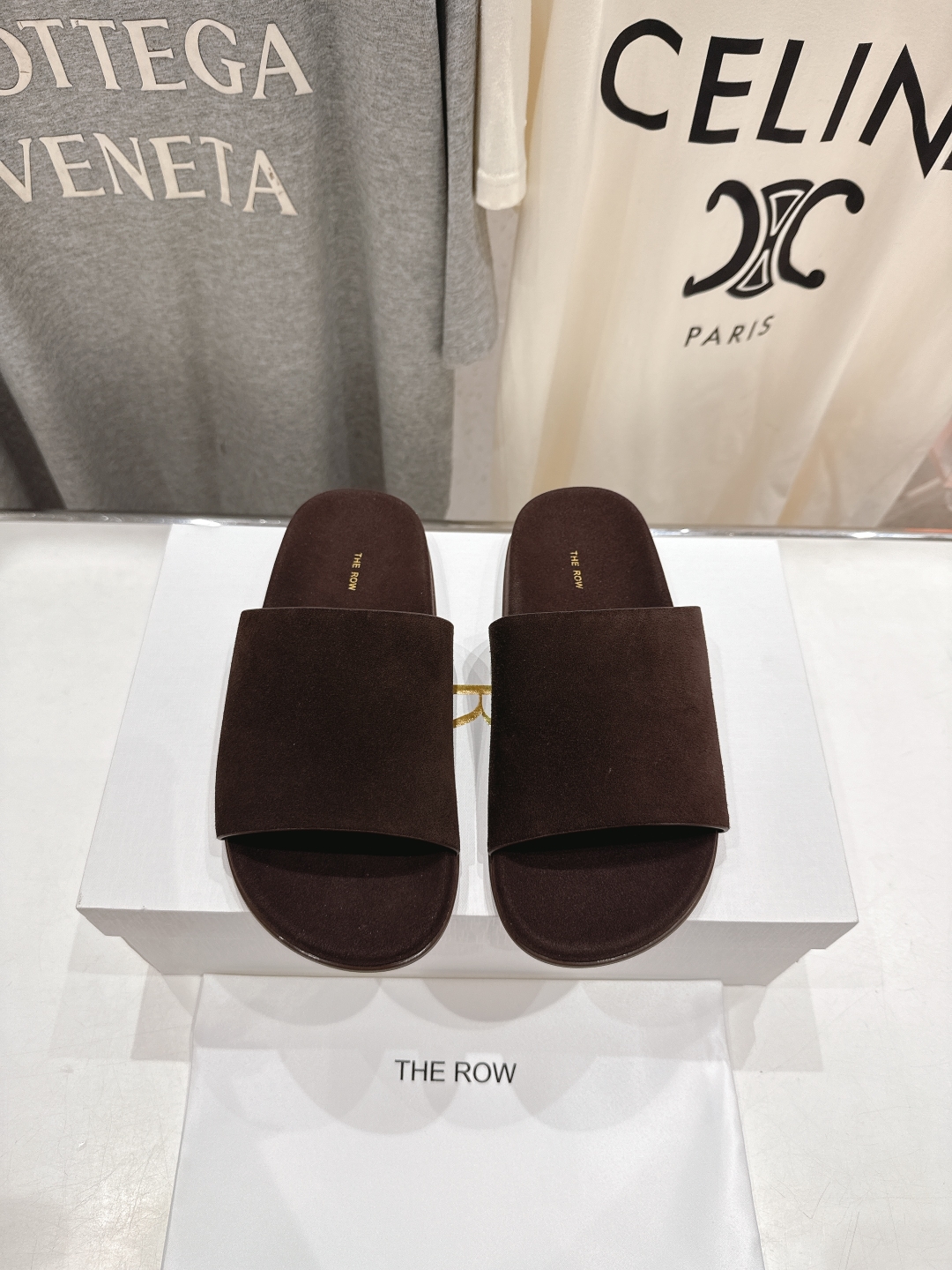 高版本出厂
  the row 2025ss夏季爆款简约平底拖鞋
非常舒服的平底夹脚拖鞋，极简设计理念，