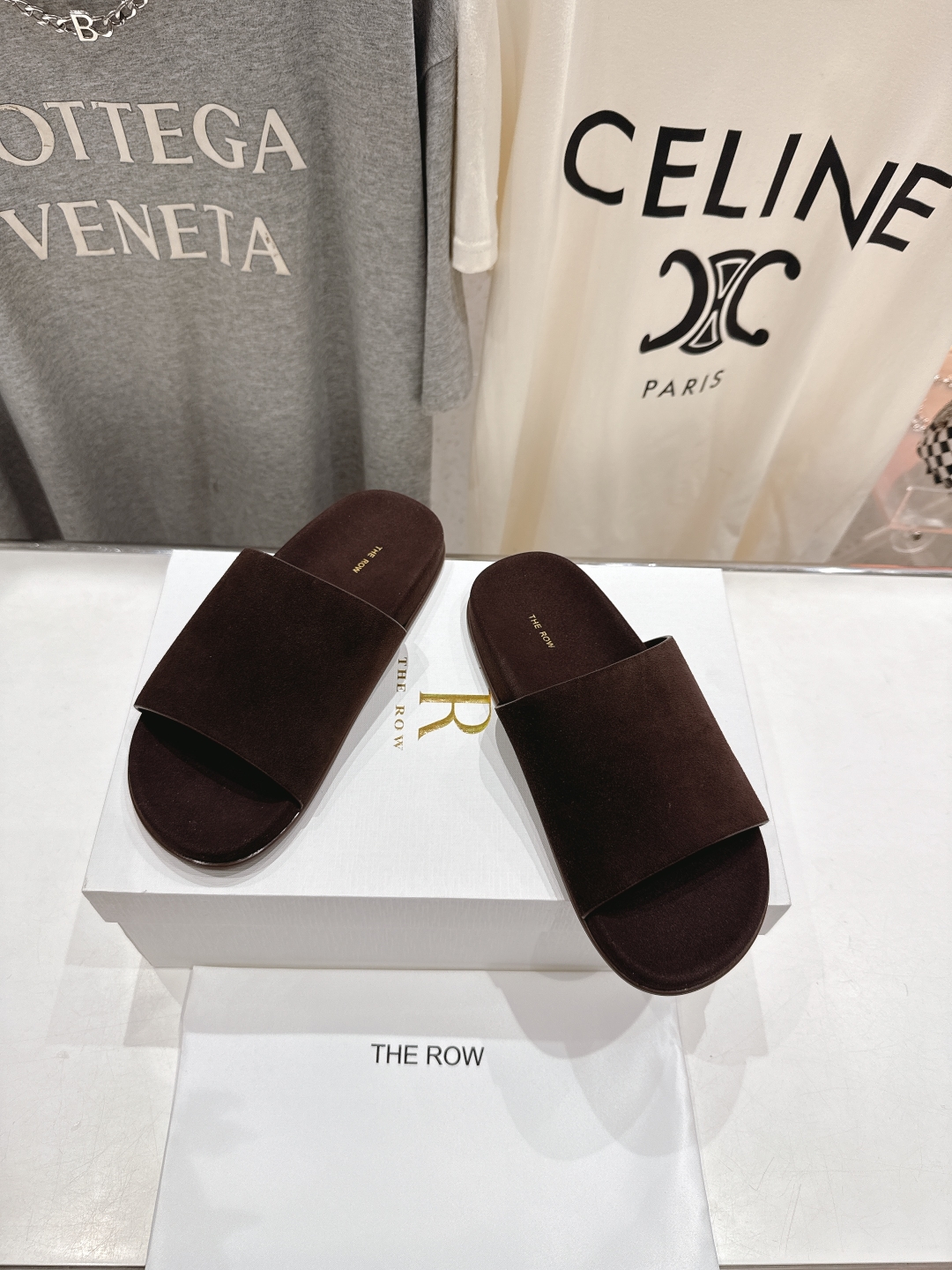 高版本出厂
  the row 2025ss夏季爆款简约平底拖鞋
非常舒服的平底夹脚拖鞋，极简设计理念，