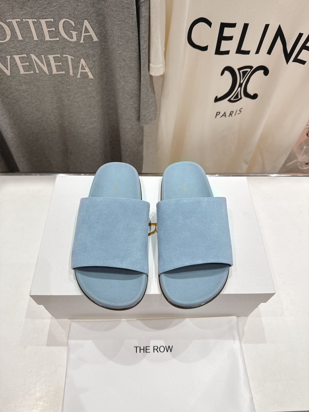高版本出厂
  the row 2025ss夏季爆款简约平底拖鞋
非常舒服的平底夹脚拖鞋，极简设计理念，