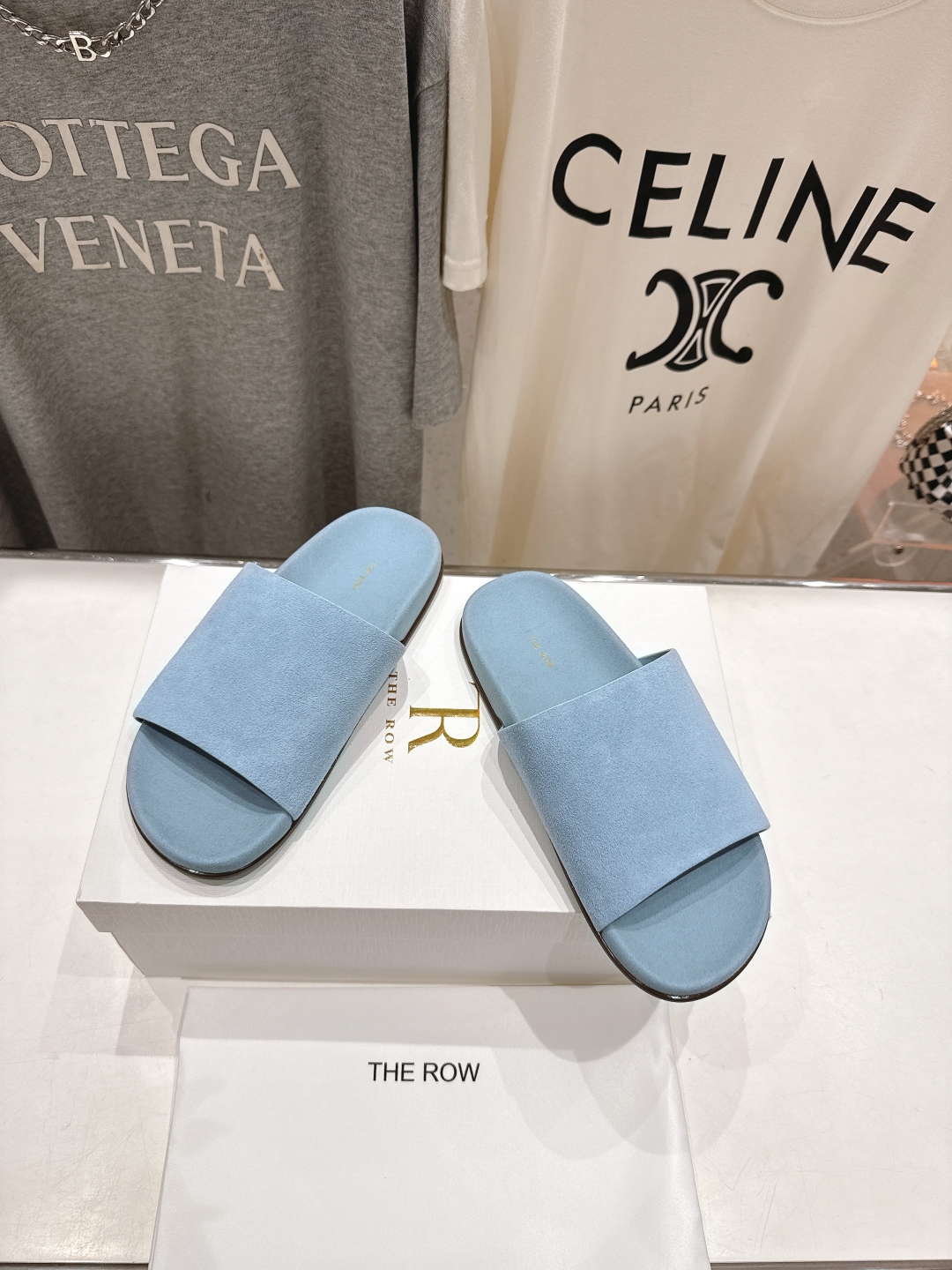 高版本出厂
  the row 2025ss夏季爆款简约平底拖鞋
非常舒服的平底夹脚拖鞋，极简设计理念，