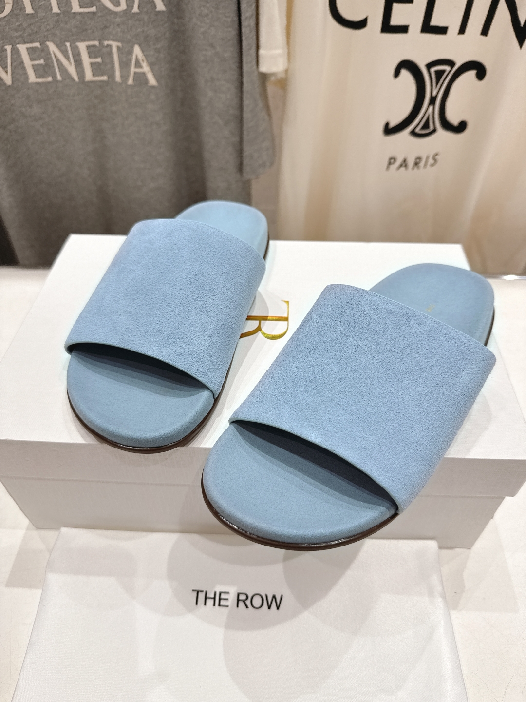 高版本出厂
  the row 2025ss夏季爆款简约平底拖鞋
非常舒服的平底夹脚拖鞋，极简设计理念，