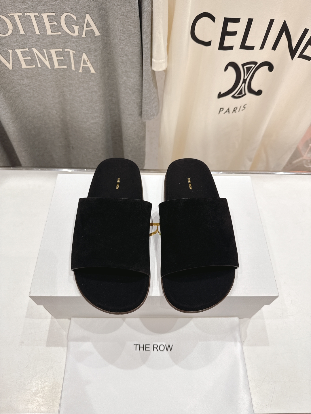 高版本出厂
  the row 2025ss夏季爆款简约平底拖鞋
非常舒服的平底夹脚拖鞋，极简设计理念，