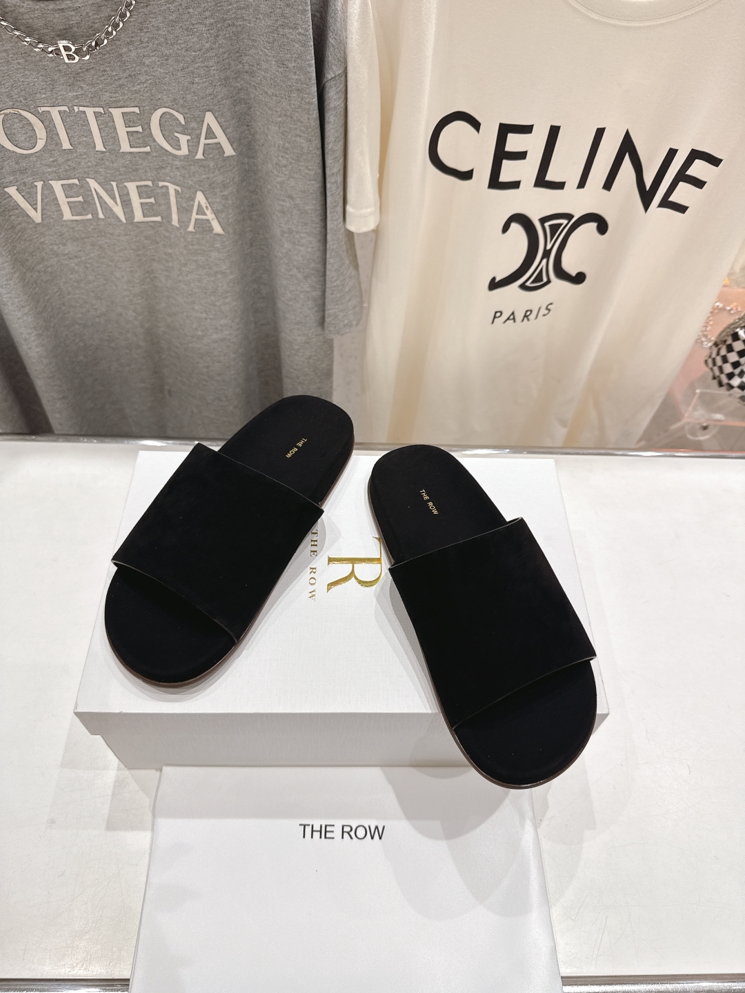 高版本出厂
  the row 2025ss夏季爆款简约平底拖鞋
非常舒服的平底夹脚拖鞋，极简设计理念，