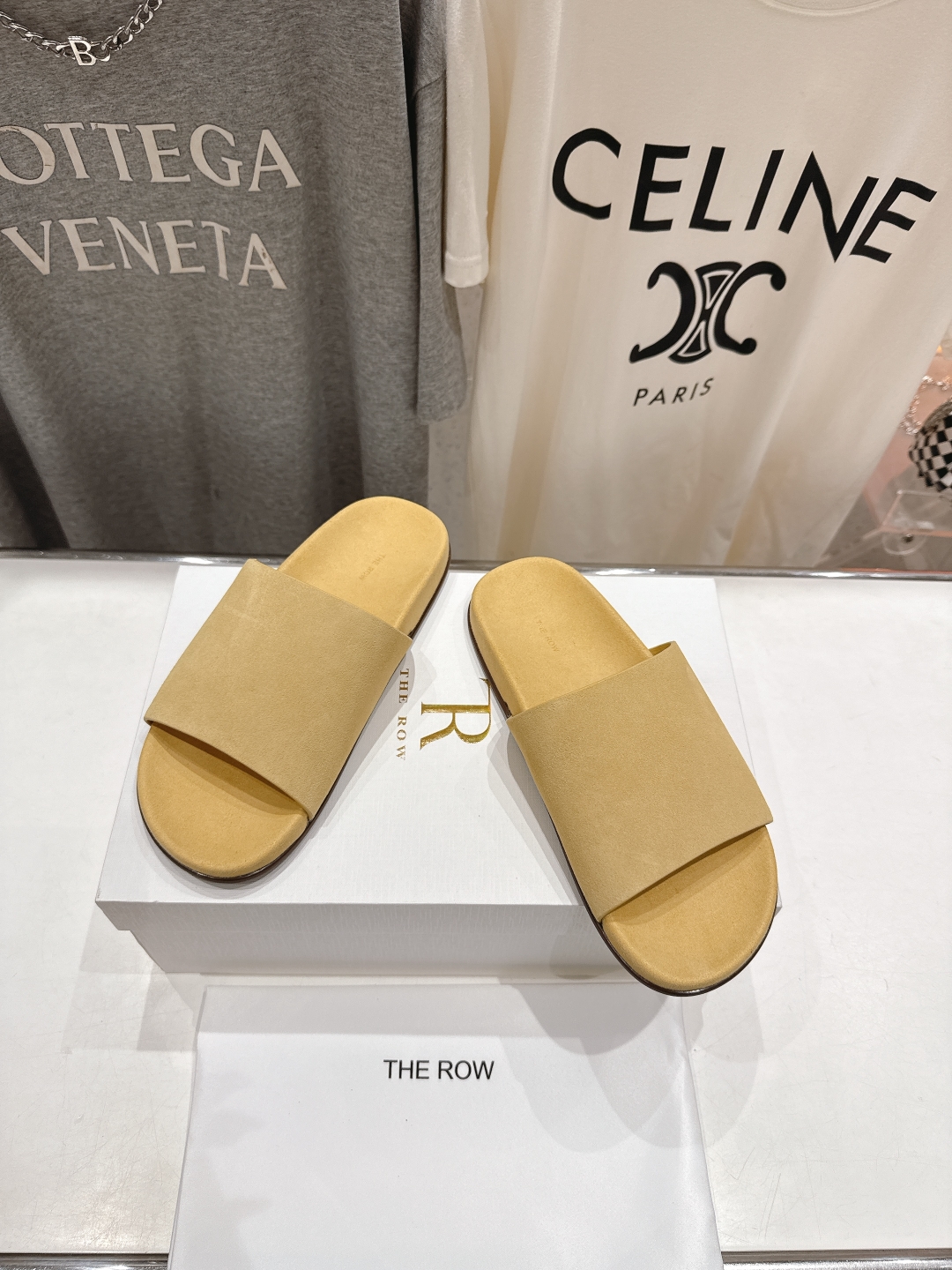 高版本出厂
  the row 2025ss夏季爆款简约平底拖鞋
非常舒服的平底夹脚拖鞋，极简设计理念，