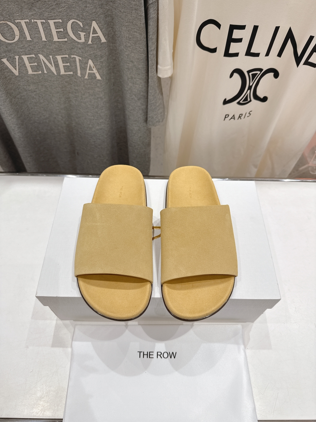 高版本出厂
  the row 2025ss夏季爆款简约平底拖鞋
非常舒服的平底夹脚拖鞋，极简设计理念，