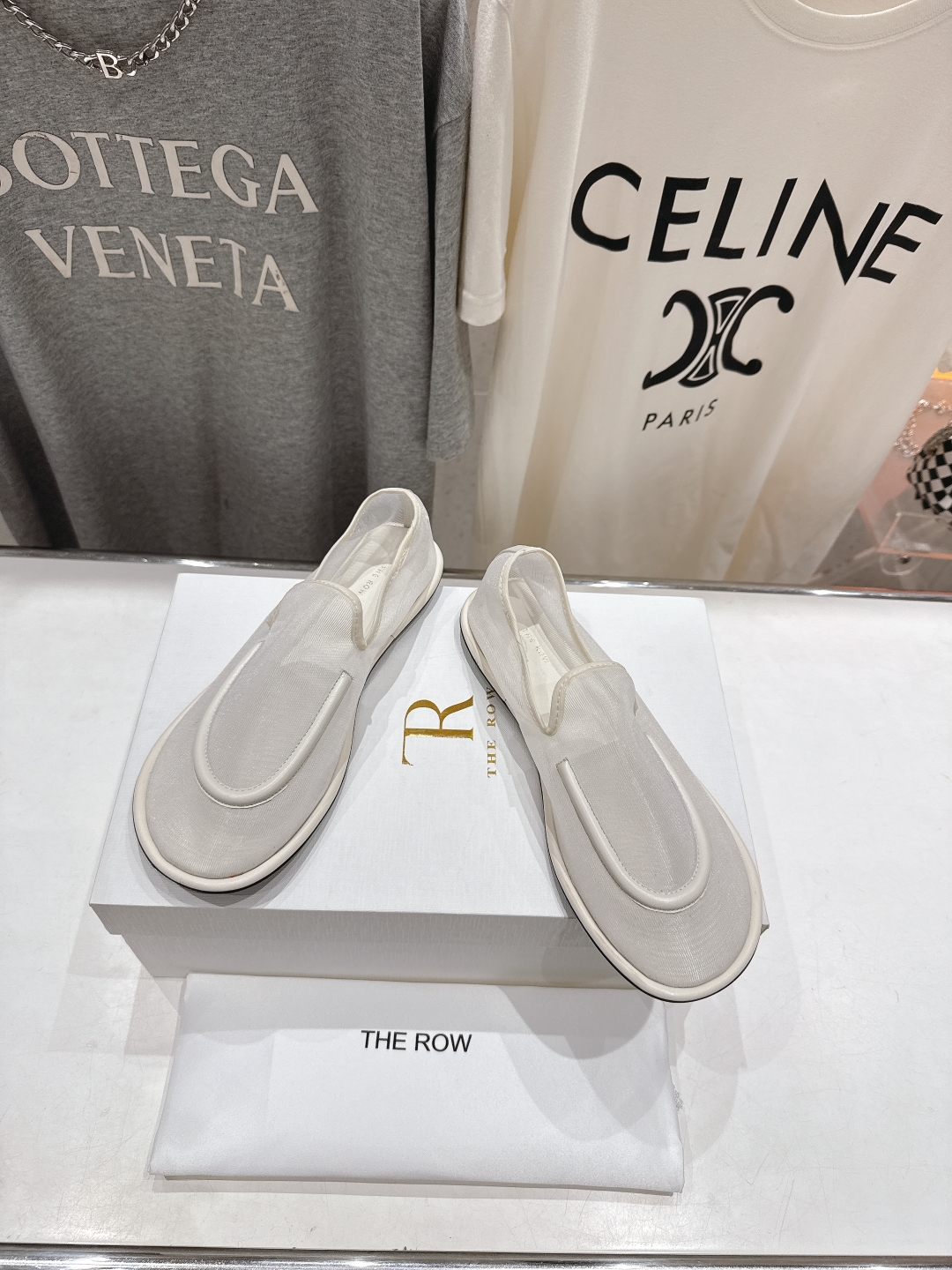 高版本出厂💰280
  the row 2025ss夏季爆款平底网纱乐福鞋单鞋
非常舒服的平底鞋，极简设计理念，版型显瘦好穿颜值与实用性并存
✔鞋面：原版定制网纱面
✔垫脚：羊皮垫脚
✔大底：原版橡胶耐磨大底
✔码数：35-39 （40定做不退不换）