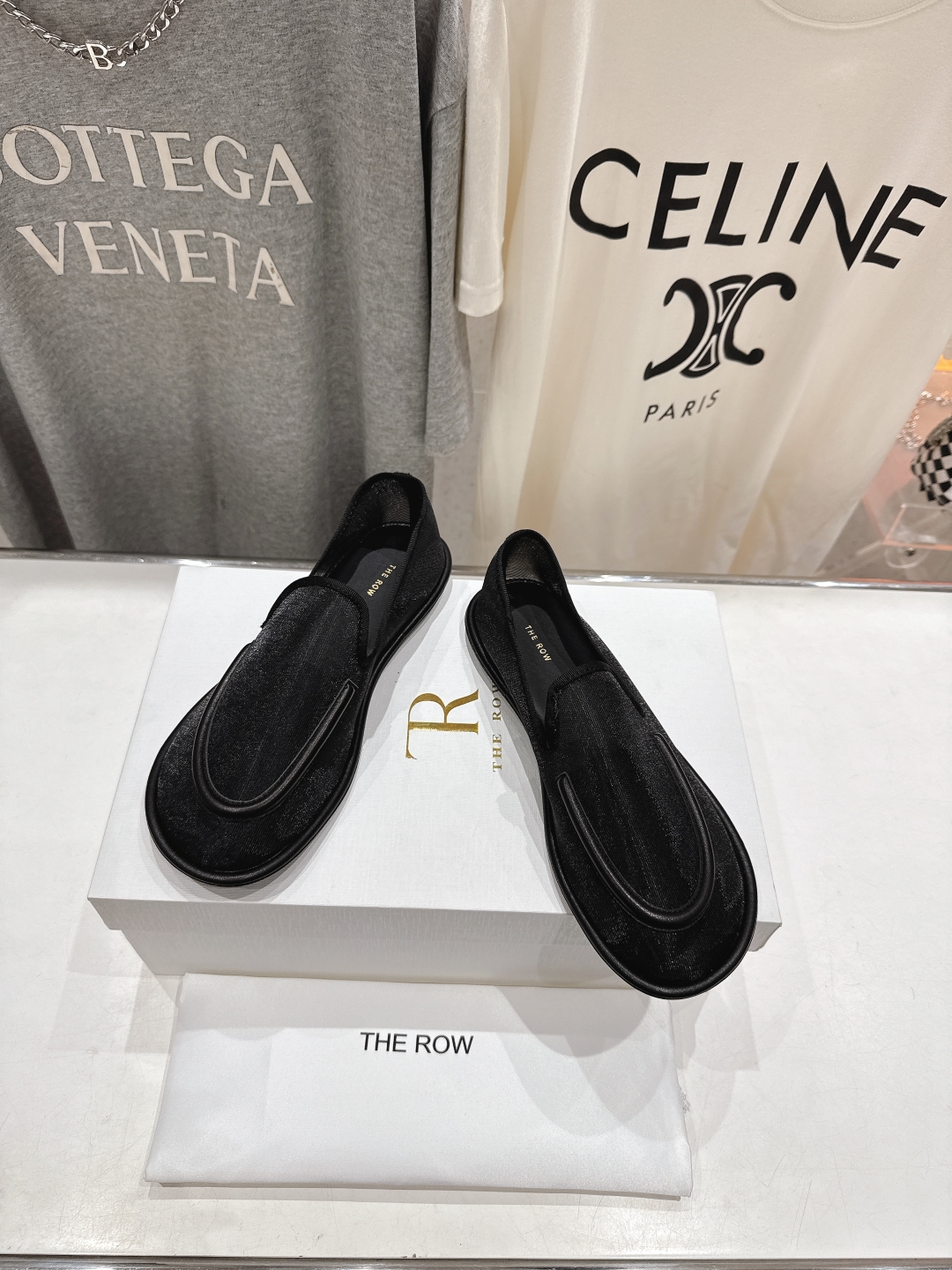 高版本出厂💰280
  the row 2025ss夏季爆款平底网纱乐福鞋单鞋
非常舒服的平底鞋，极简设计理念，版型显瘦好穿颜值与实用性并存
✔鞋面：原版定制网纱面
✔垫脚：羊皮垫脚
✔大底：原版橡胶耐磨大底
✔码数：35-39 （40定做不退不换）