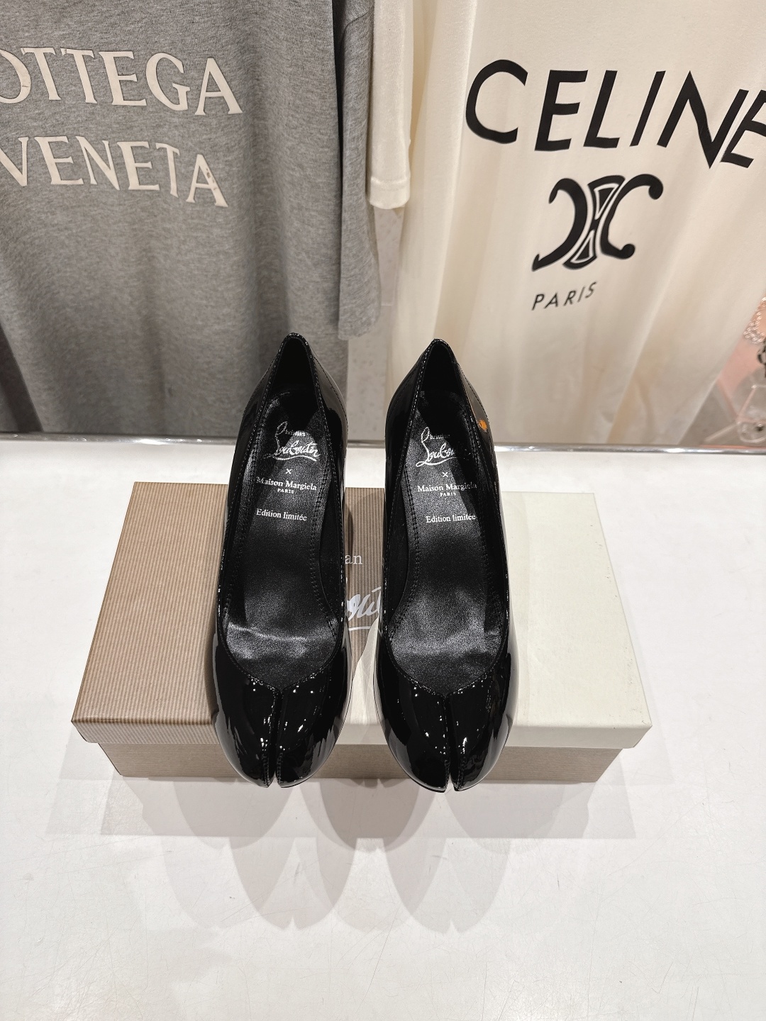 高版本出厂
MM6马吉拉 x CL红底鞋 联名款 原版暴力拆解套楦,一比一复刻
Maison Ma