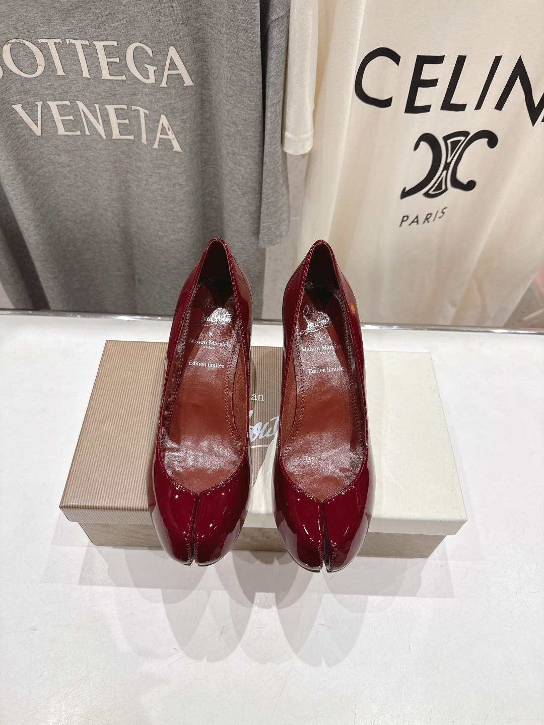 高版本出厂
MM6马吉拉 x CL红底鞋 联名款 原版暴力拆解套楦,一比一复刻
Maison Ma