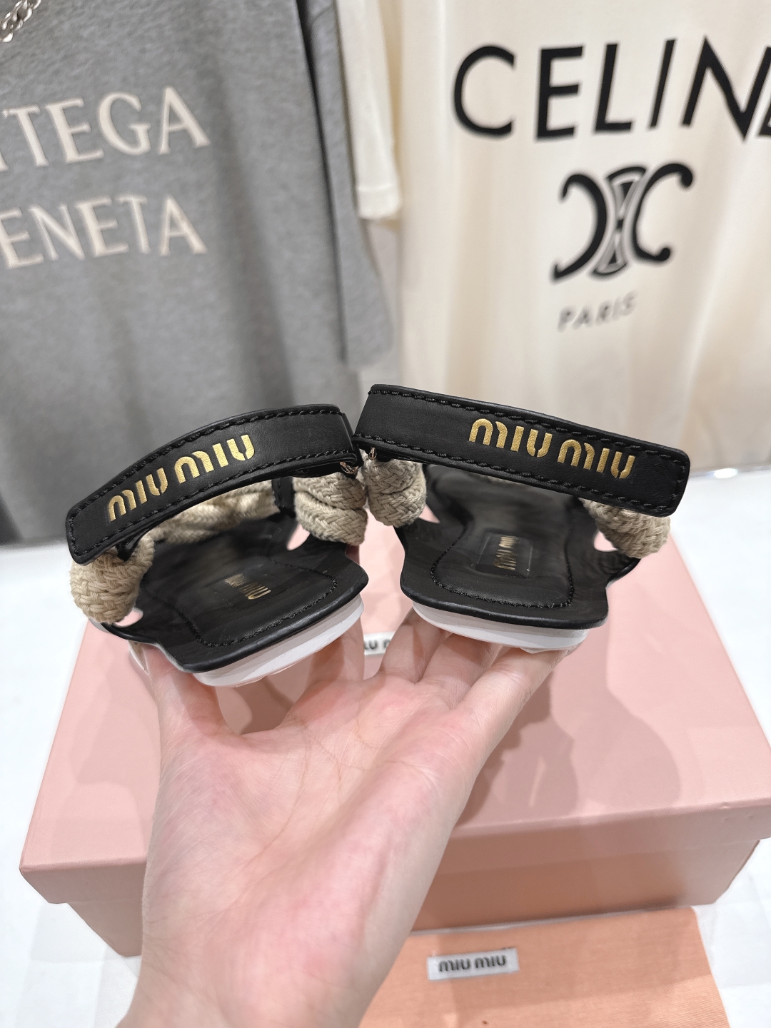 高版本出厂
  MiuMiu缪缪2025ss仙女简约风平底凉鞋🆕夏季百搭款。舒适又好穿，上脚显白 怎么穿