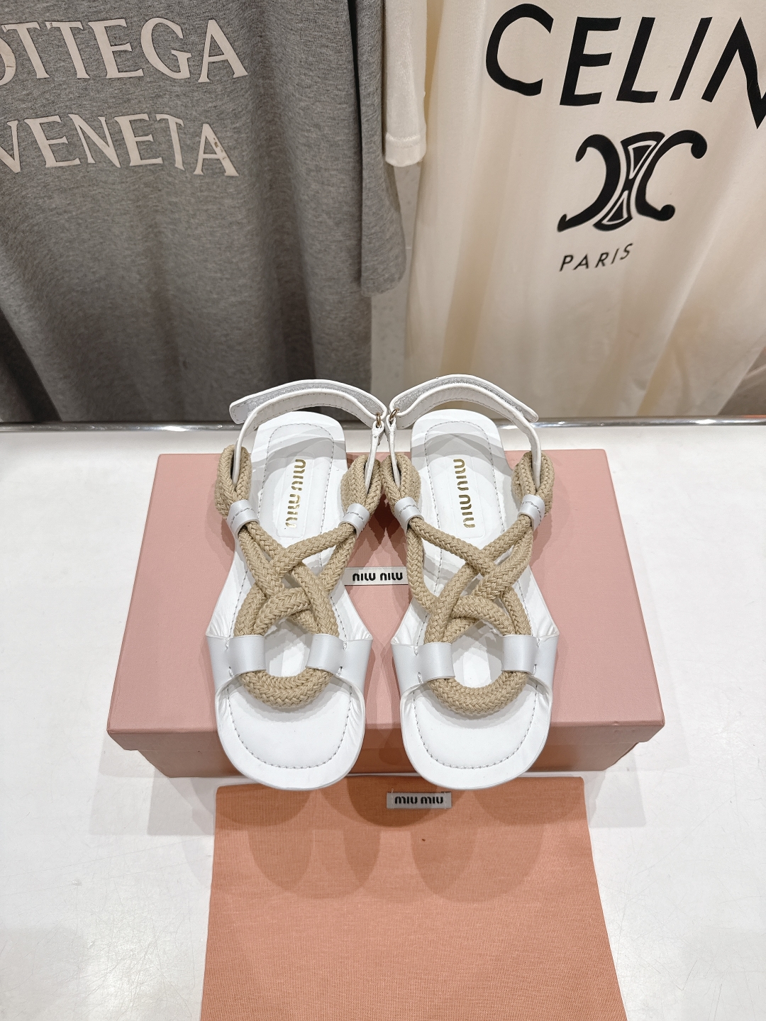 高版本出厂
  MiuMiu缪缪2025ss仙女简约风平底凉鞋🆕夏季百搭款。舒适又好穿，上脚显白 怎么穿