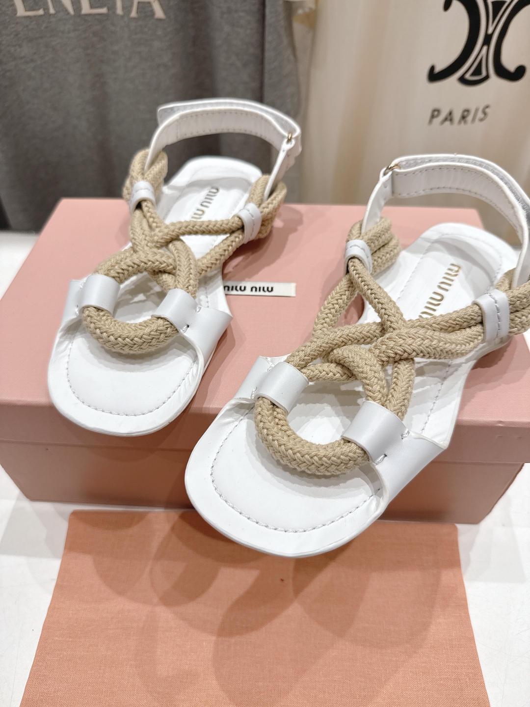 高版本出厂
  MiuMiu缪缪2025ss仙女简约风平底凉鞋🆕夏季百搭款。舒适又好穿，上脚显白 怎么穿