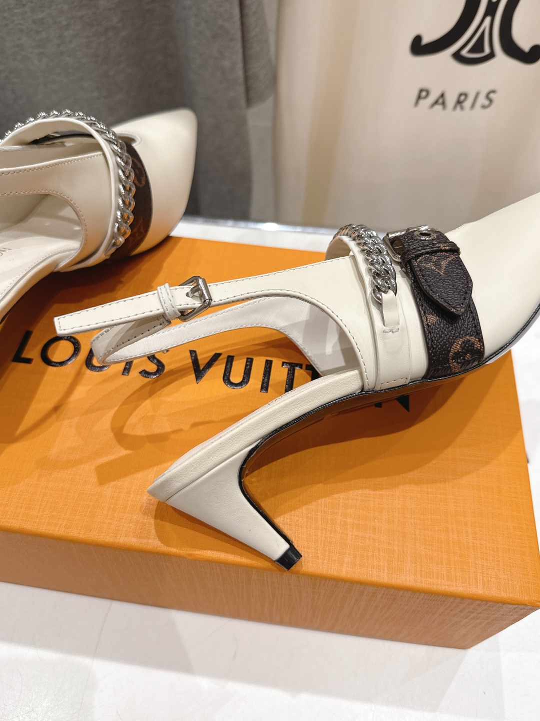 高版本出厂
  Louis Vuitton ss25 new arrival LV驴牌春夏系列新款尖头高
