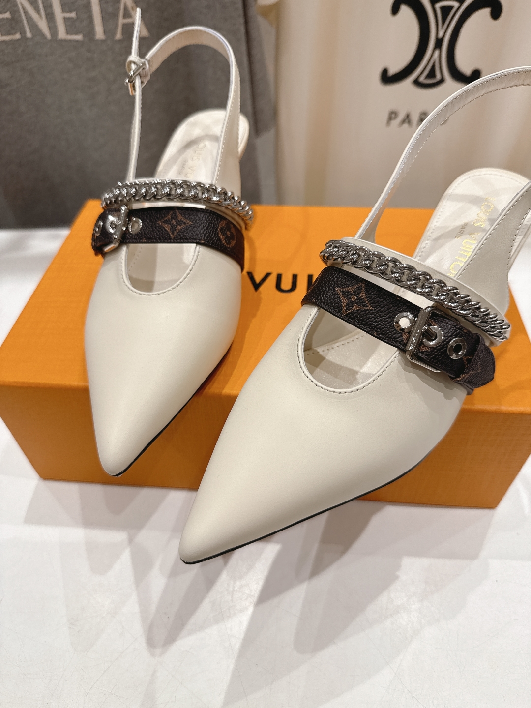 高版本出厂
  Louis Vuitton ss25 new arrival LV驴牌春夏系列新款尖头高