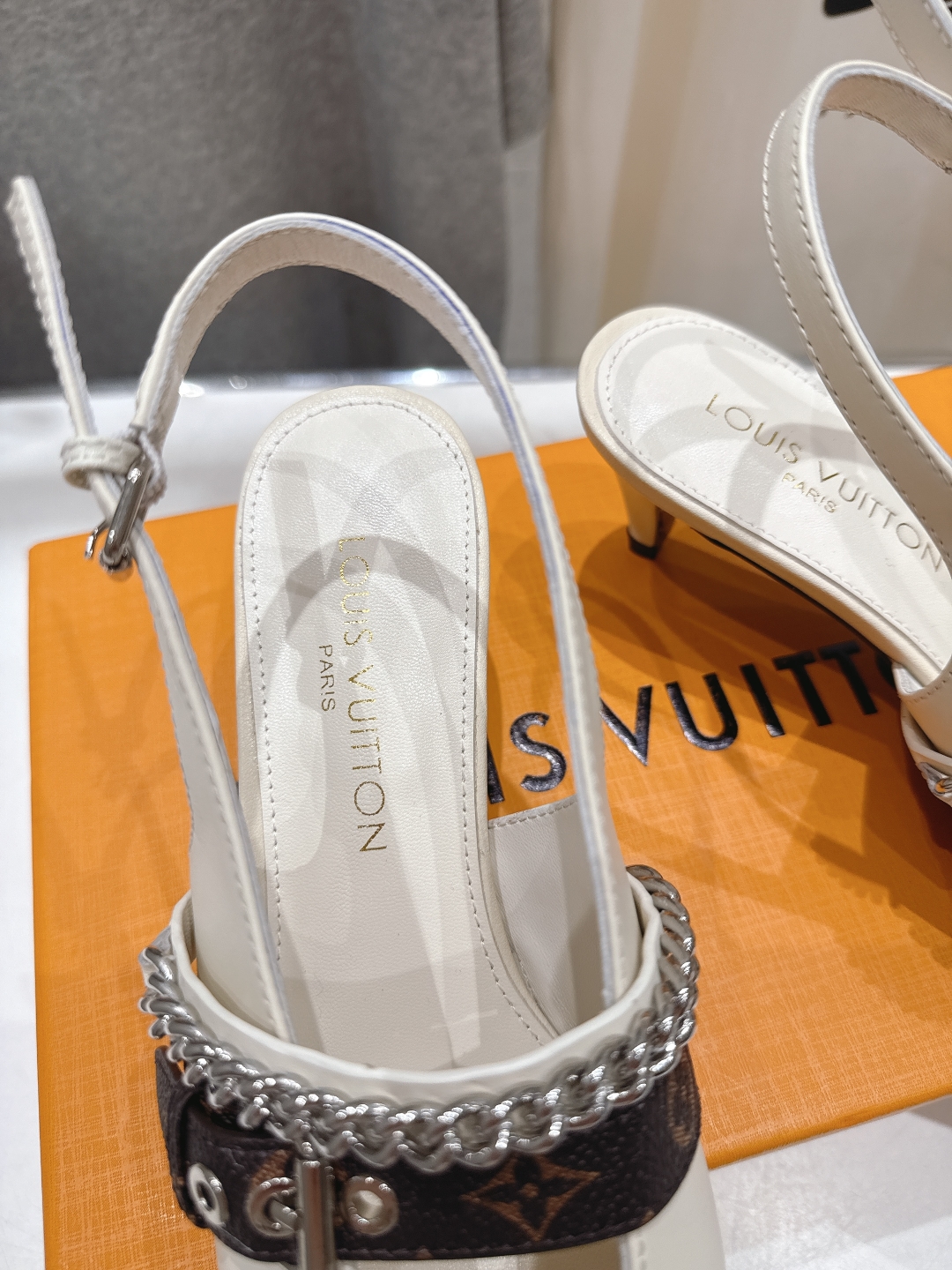 高版本出厂
  Louis Vuitton ss25 new arrival LV驴牌春夏系列新款尖头高