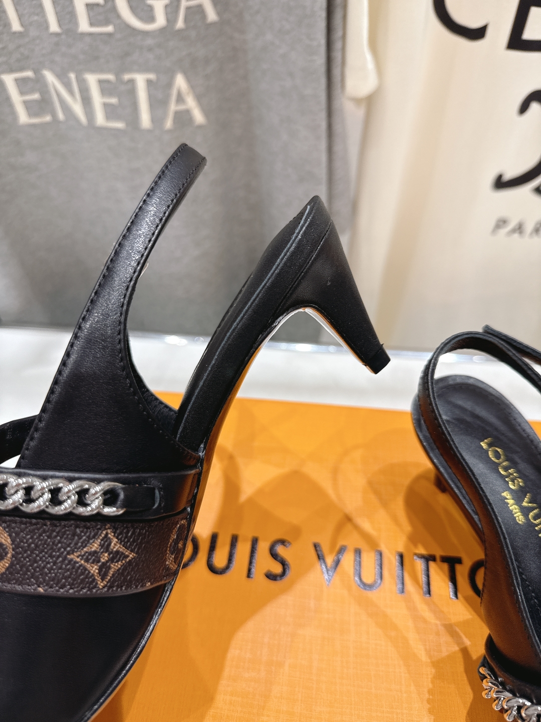 高版本出厂
  Louis Vuitton ss25 new arrival LV驴牌春夏系列新款尖头高