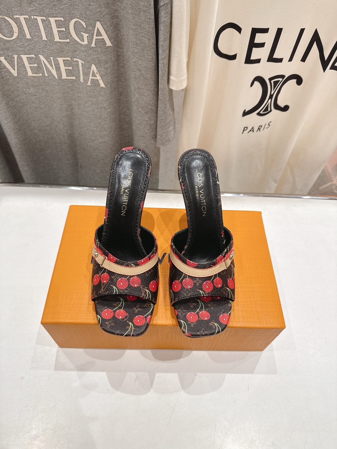高版本出厂
  Louis Vuitton ss25 new arrival LV驴牌春夏新品系列高跟拖