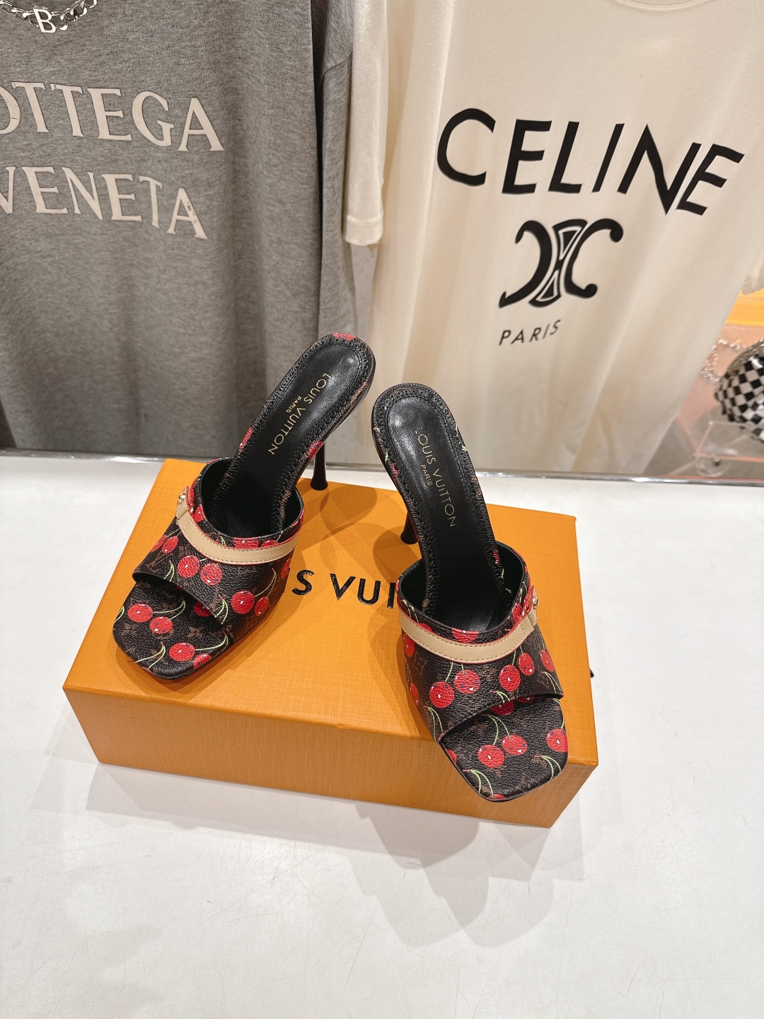 高版本出厂
  Louis Vuitton ss25 new arrival LV驴牌春夏新品系列高跟拖