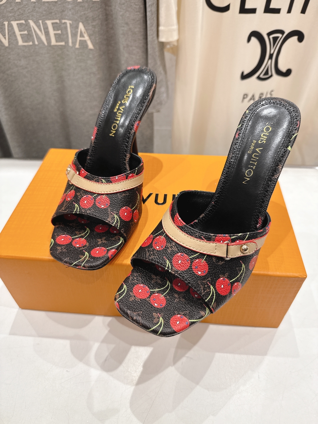 高版本出厂
  Louis Vuitton ss25 new arrival LV驴牌春夏新品系列高跟拖