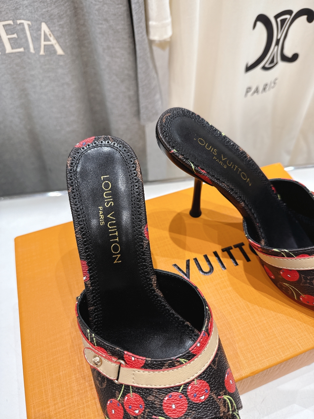 高版本出厂
  Louis Vuitton ss25 new arrival LV驴牌春夏新品系列高跟拖