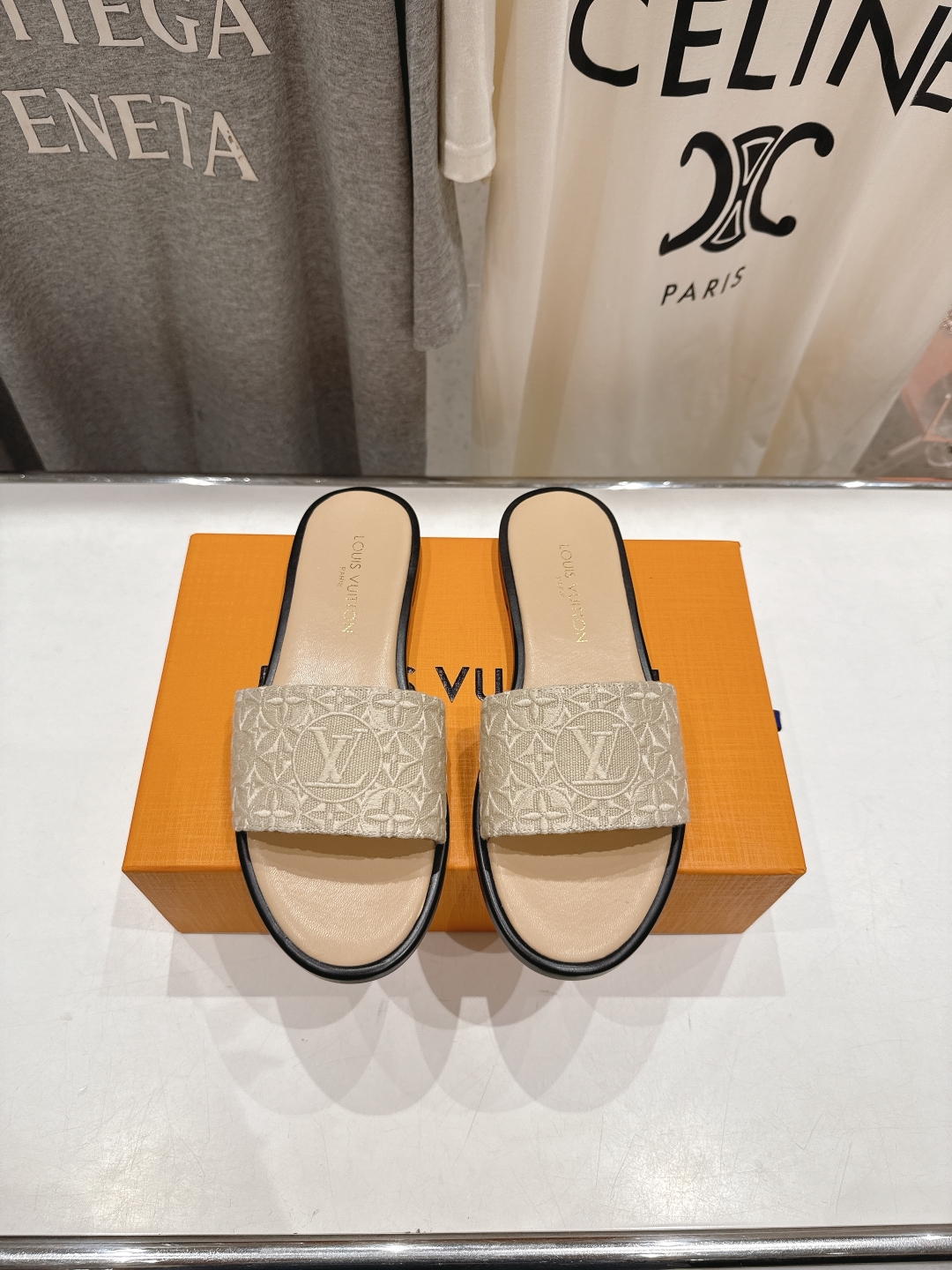 高版本出厂
  Louis Vuitton ss25 new arrival LV驴牌春夏系列新款平底沙
