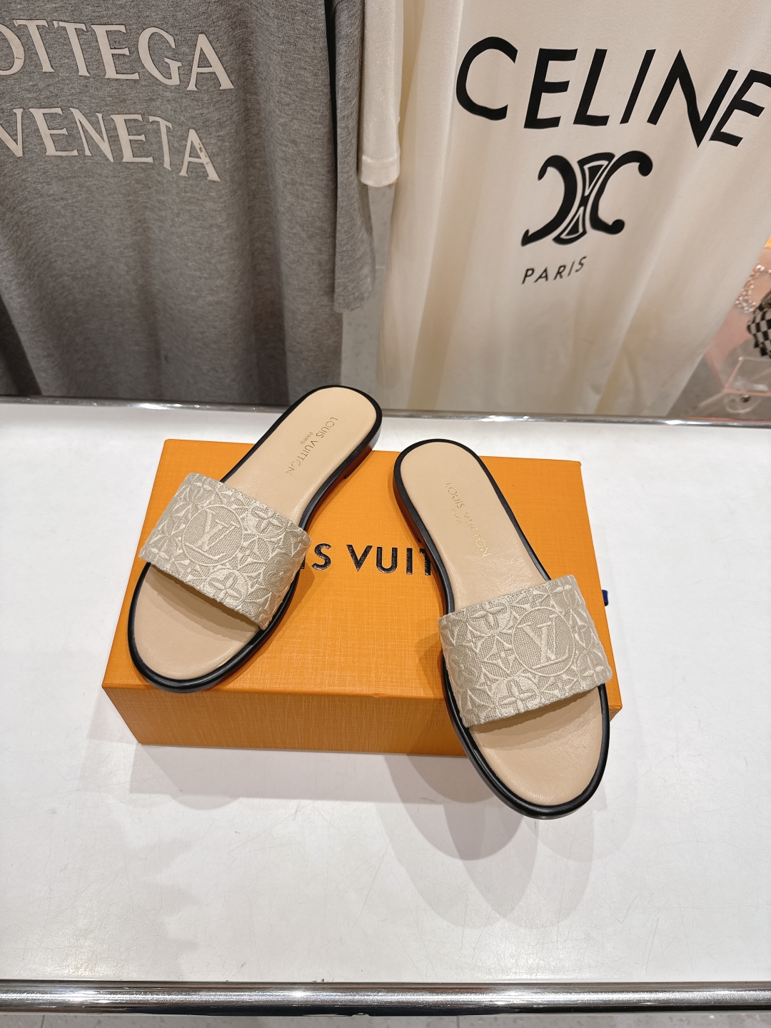 高版本出厂
  Louis Vuitton ss25 new arrival LV驴牌春夏系列新款平底沙