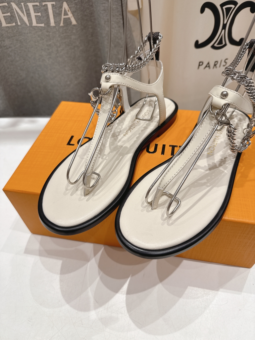高版本出厂
  Louis Vuitton ss25 new arrival LV驴牌春夏系列新款平底夹
