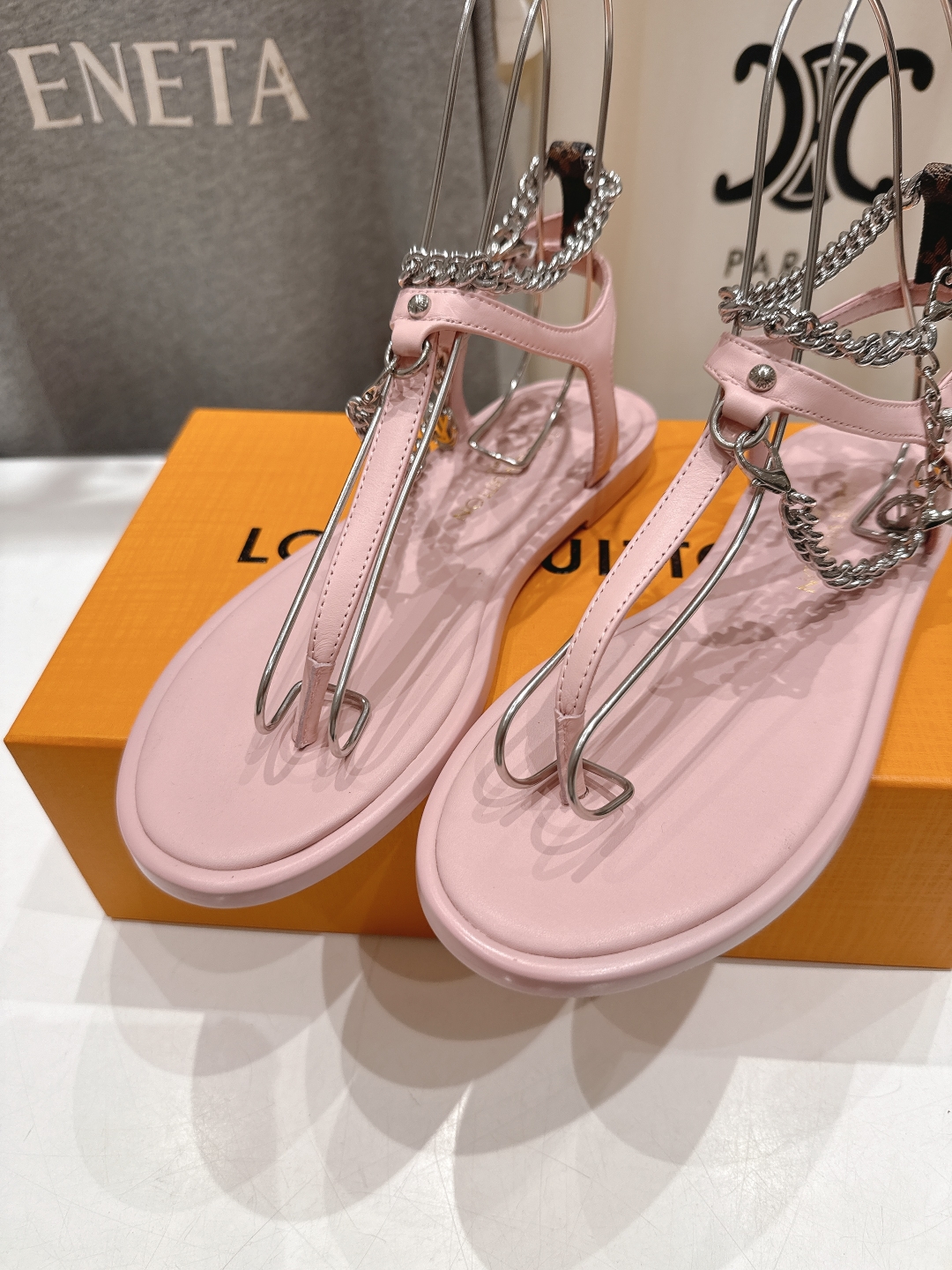 高版本出厂
  Louis Vuitton ss25 new arrival LV驴牌春夏系列新款平底夹