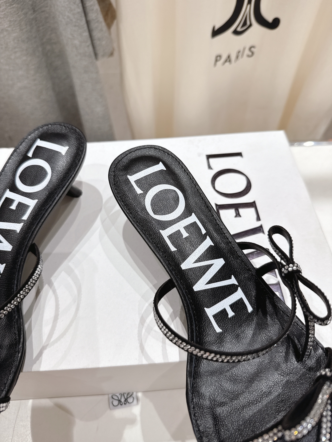 高版本出厂
  LOEWE/罗意威2025ss新品简约高跟拖鞋凉鞋

最近大热的一款拖鞋，不能错过的必入
