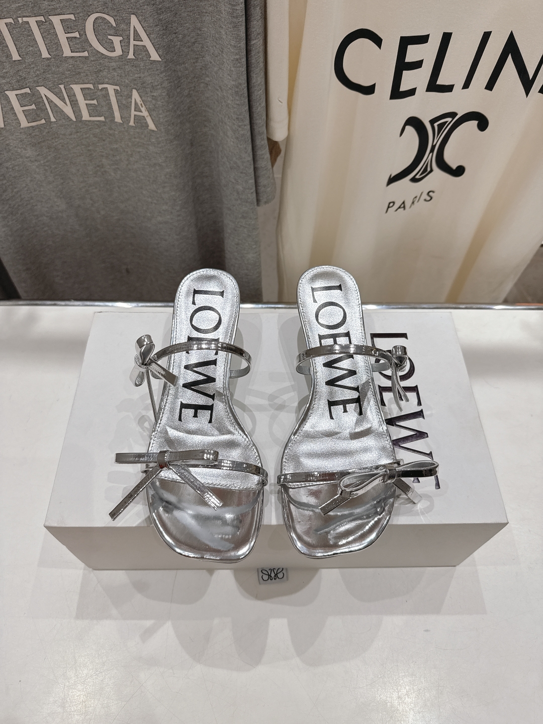 高版本出厂
  LOEWE/罗意威2025ss新品简约高跟拖鞋凉鞋

最近大热的一款拖鞋，不能错过的必入
