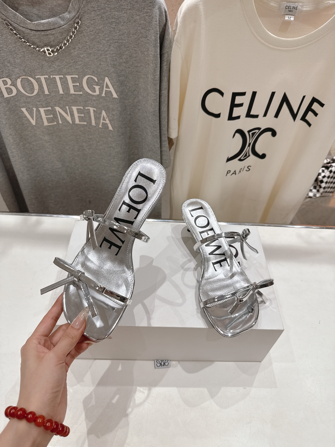 高版本出厂
  LOEWE/罗意威2025ss新品简约高跟拖鞋凉鞋

最近大热的一款拖鞋，不能错过的必入
