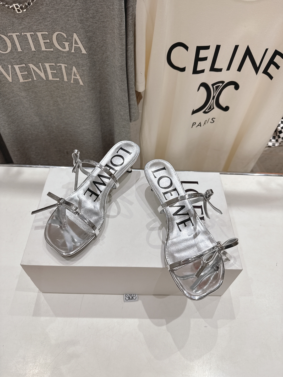 高版本出厂
  LOEWE/罗意威2025ss新品简约高跟拖鞋凉鞋

最近大热的一款拖鞋，不能错过的必入