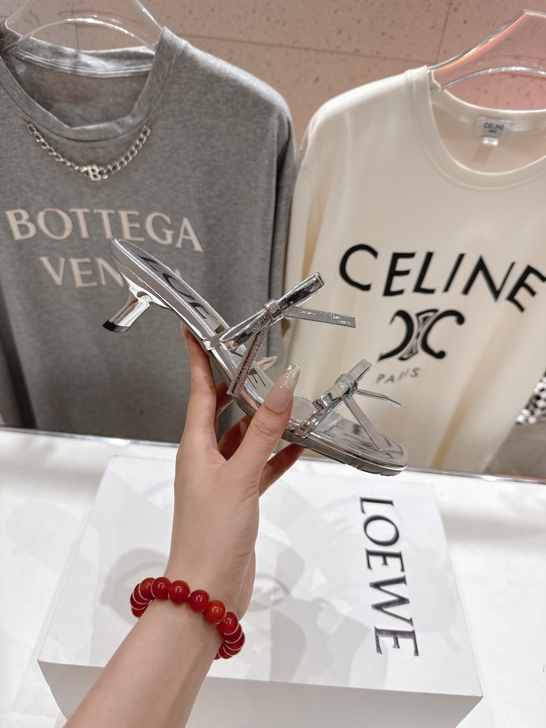 高版本出厂
  LOEWE/罗意威2025ss新品简约高跟拖鞋凉鞋

最近大热的一款拖鞋，不能错过的必入