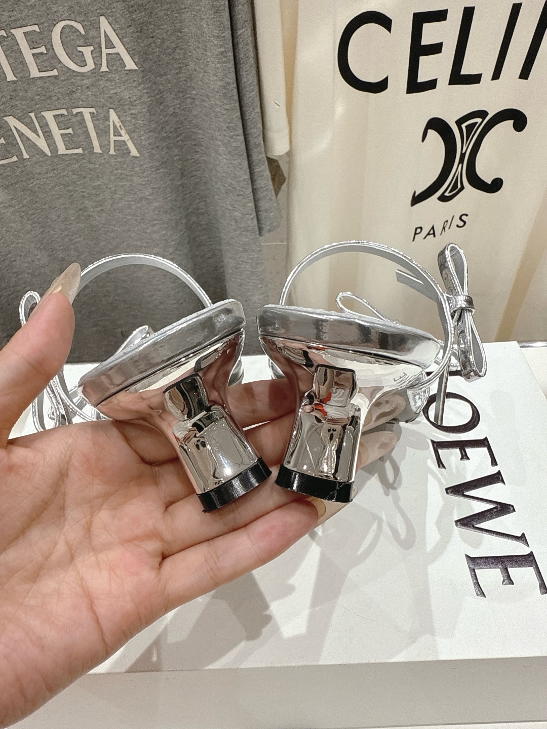 高版本出厂
  LOEWE/罗意威2025ss新品简约高跟拖鞋凉鞋

最近大热的一款拖鞋，不能错过的必入