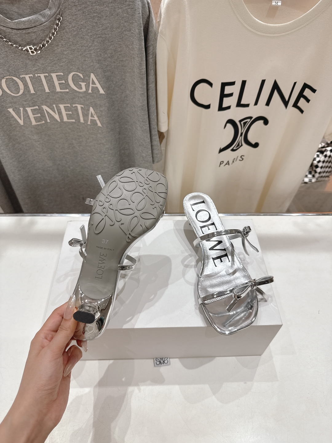 高版本出厂
  LOEWE/罗意威2025ss新品简约高跟拖鞋凉鞋

最近大热的一款拖鞋，不能错过的必入