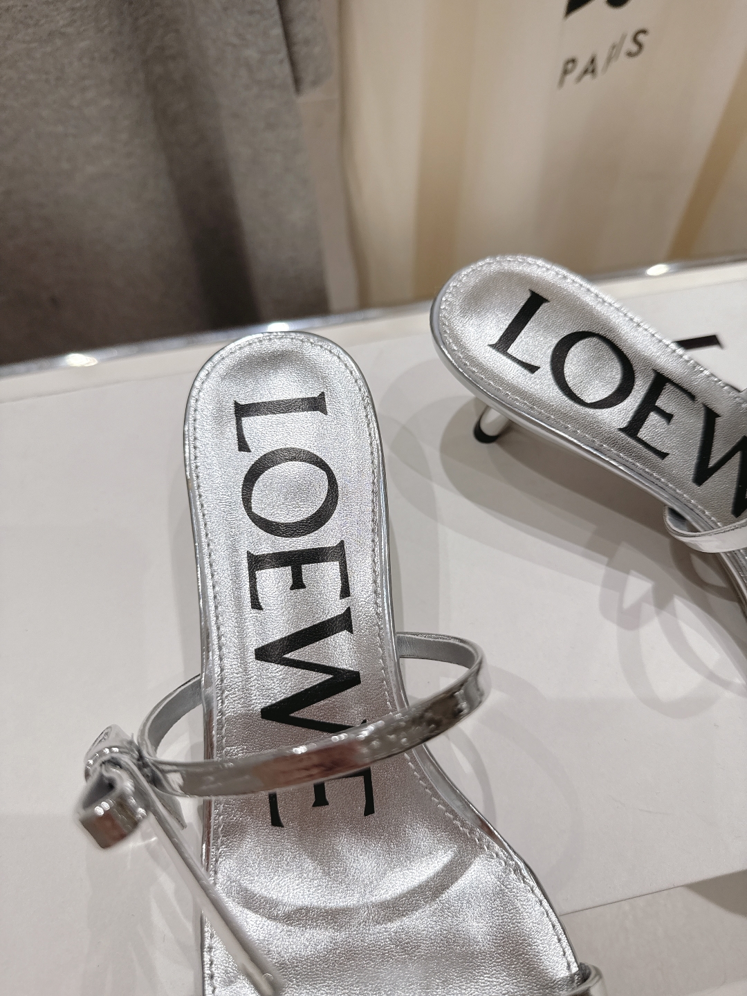 高版本出厂
  LOEWE/罗意威2025ss新品简约高跟拖鞋凉鞋

最近大热的一款拖鞋，不能错过的必入