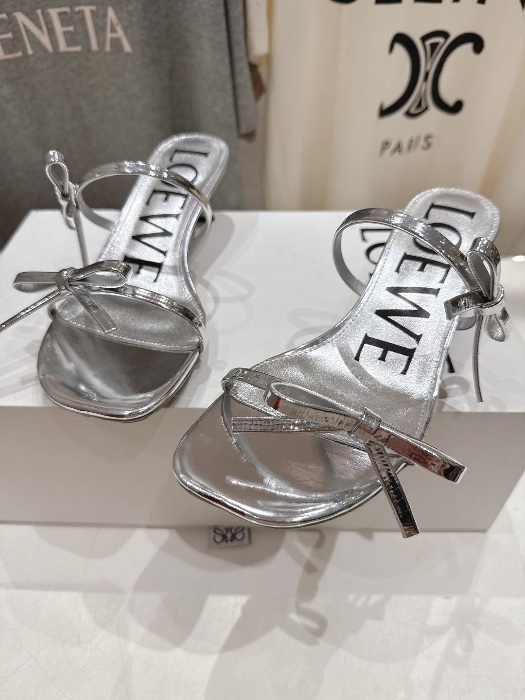 高版本出厂
  LOEWE/罗意威2025ss新品简约高跟拖鞋凉鞋

最近大热的一款拖鞋，不能错过的必入
