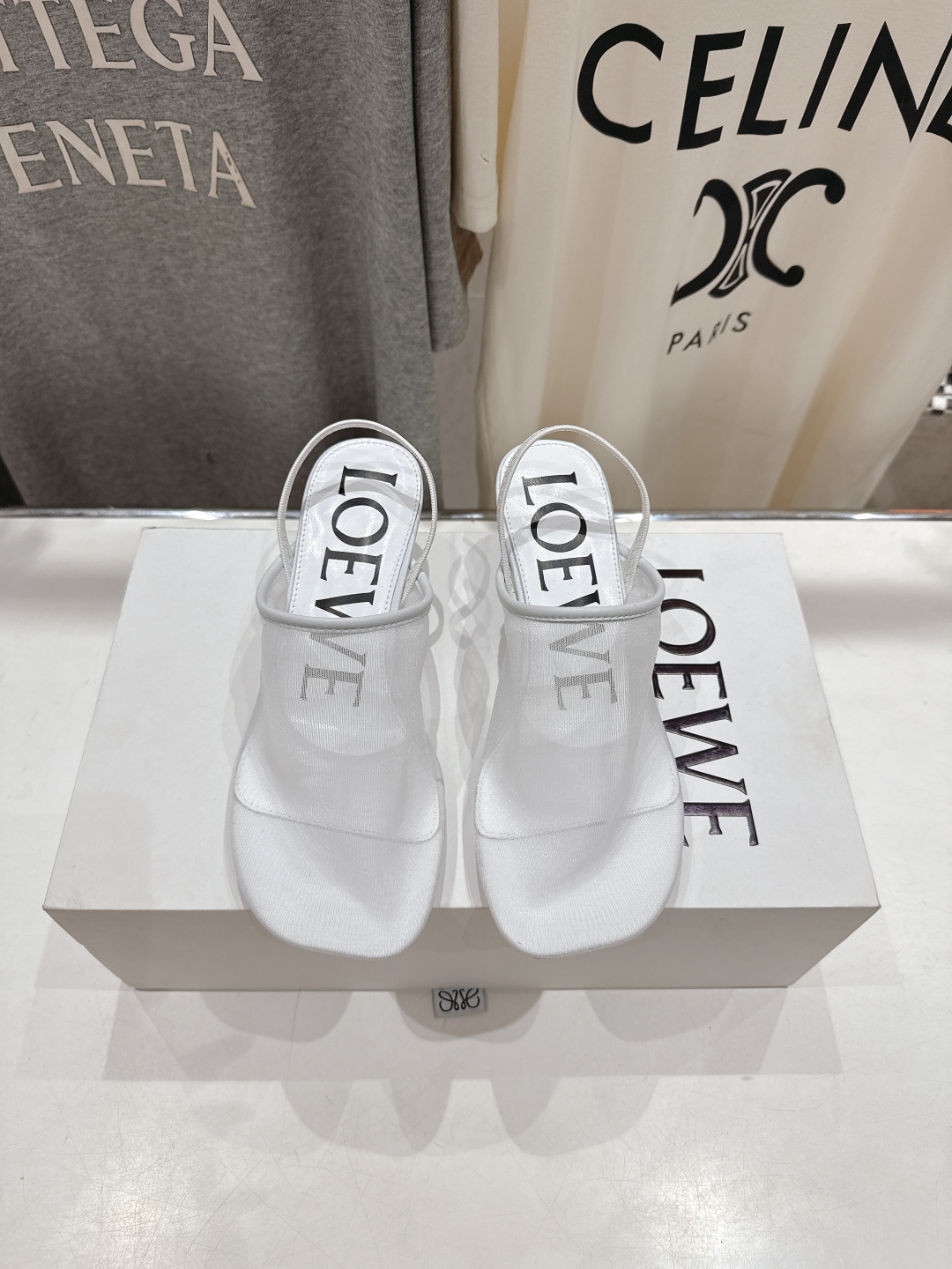高版本出厂
  LOEWE/罗意威2025ss新品简约网纱高跟拖鞋凉鞋

最近大热的一款拖鞋，不能错过的