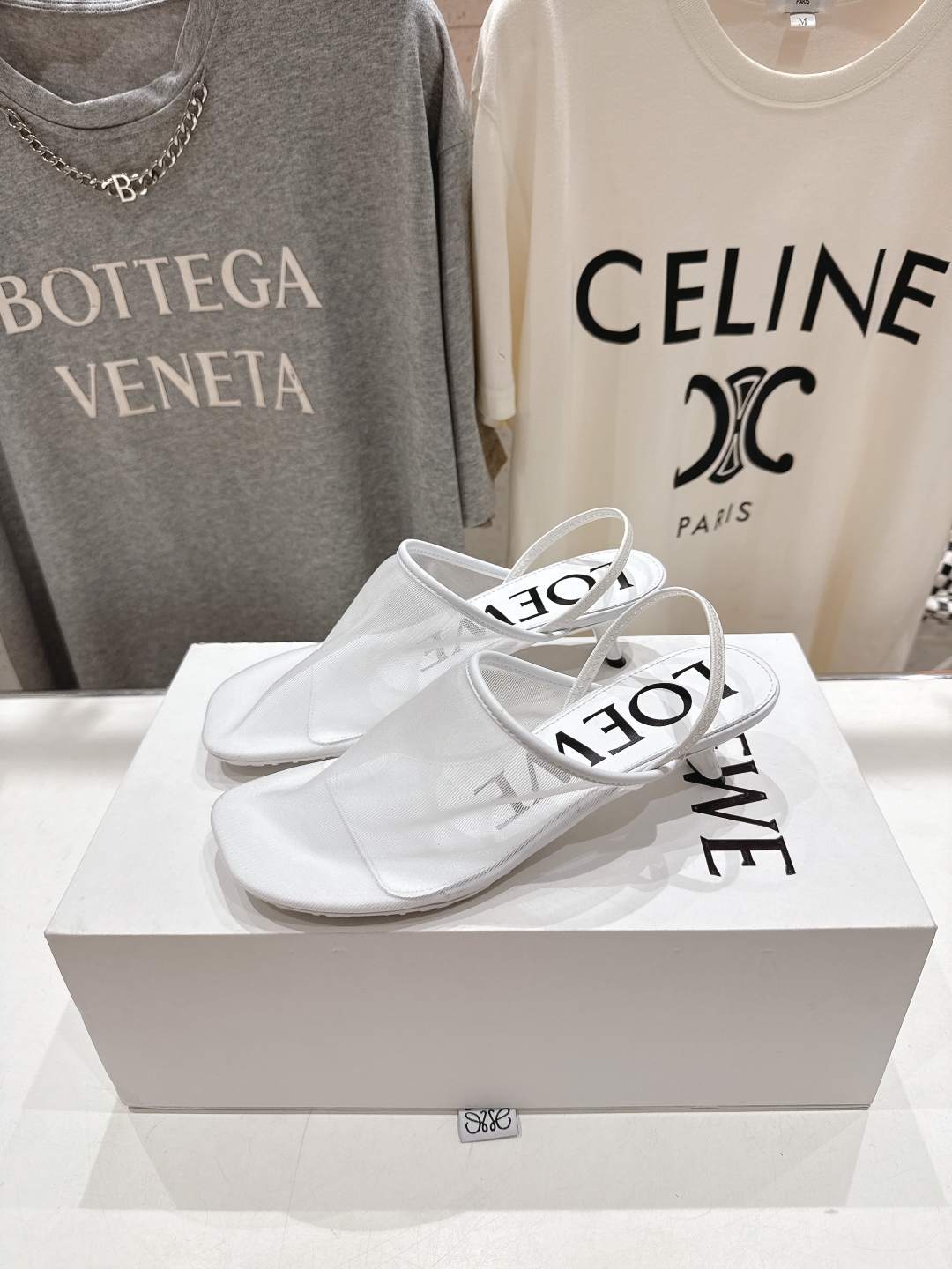 高版本出厂
  LOEWE/罗意威2025ss新品简约网纱高跟拖鞋凉鞋

最近大热的一款拖鞋，不能错过的