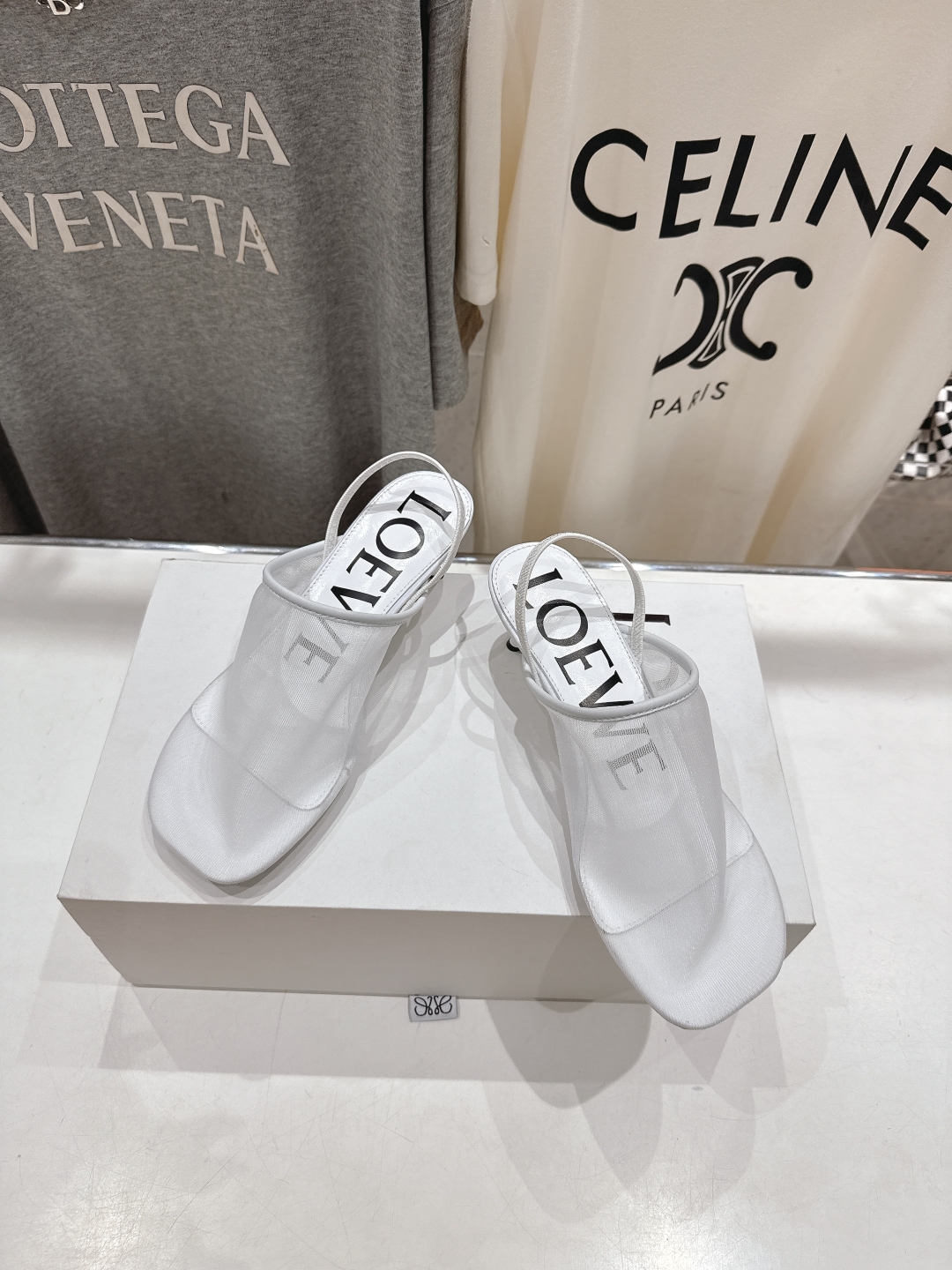 高版本出厂
  LOEWE/罗意威2025ss新品简约网纱高跟拖鞋凉鞋

最近大热的一款拖鞋，不能错过的