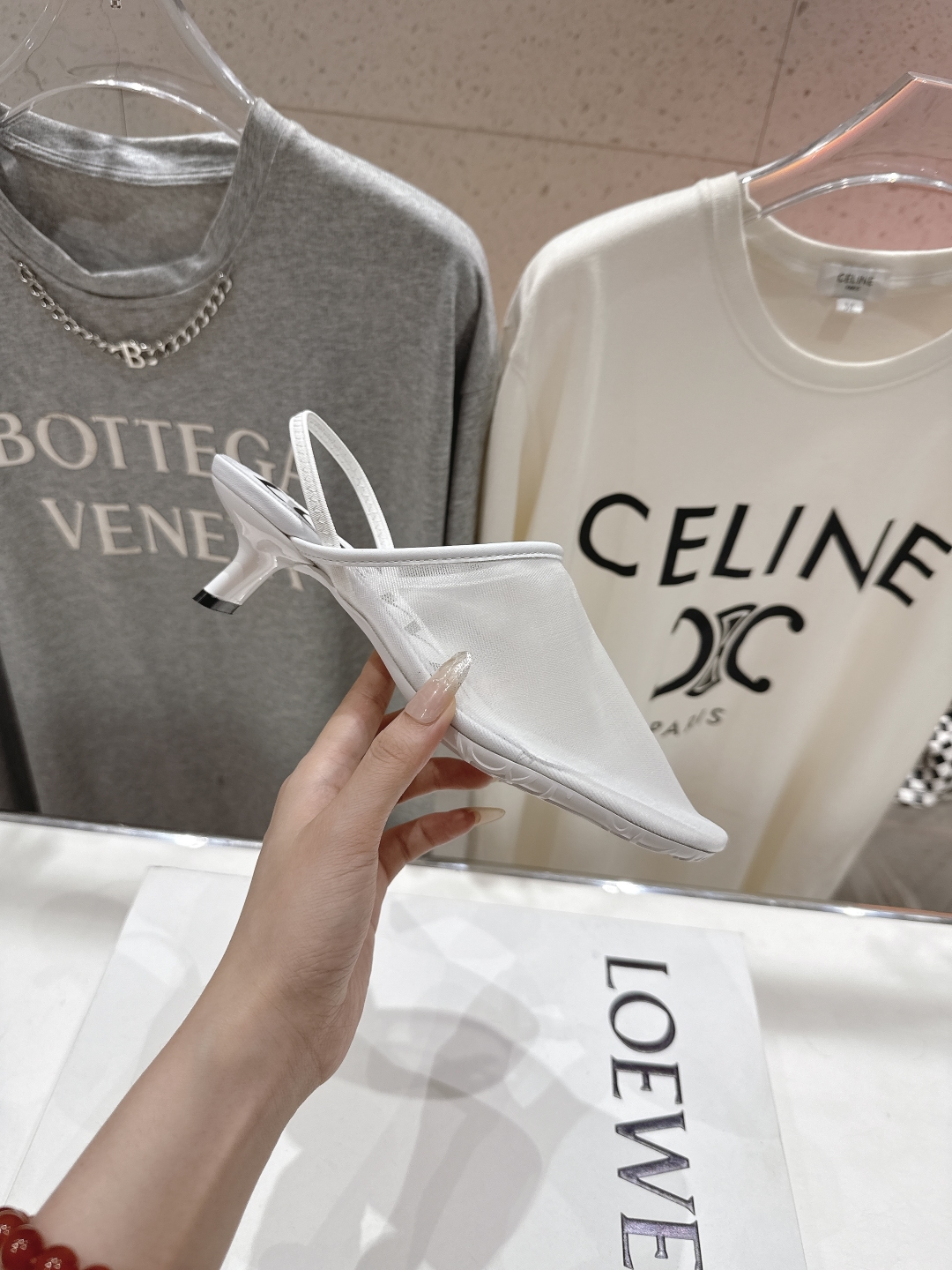 高版本出厂
  LOEWE/罗意威2025ss新品简约网纱高跟拖鞋凉鞋

最近大热的一款拖鞋，不能错过的