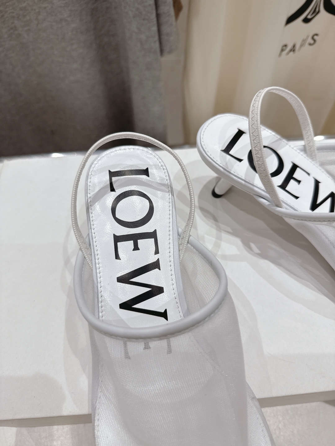 高版本出厂
  LOEWE/罗意威2025ss新品简约网纱高跟拖鞋凉鞋

最近大热的一款拖鞋，不能错过的
