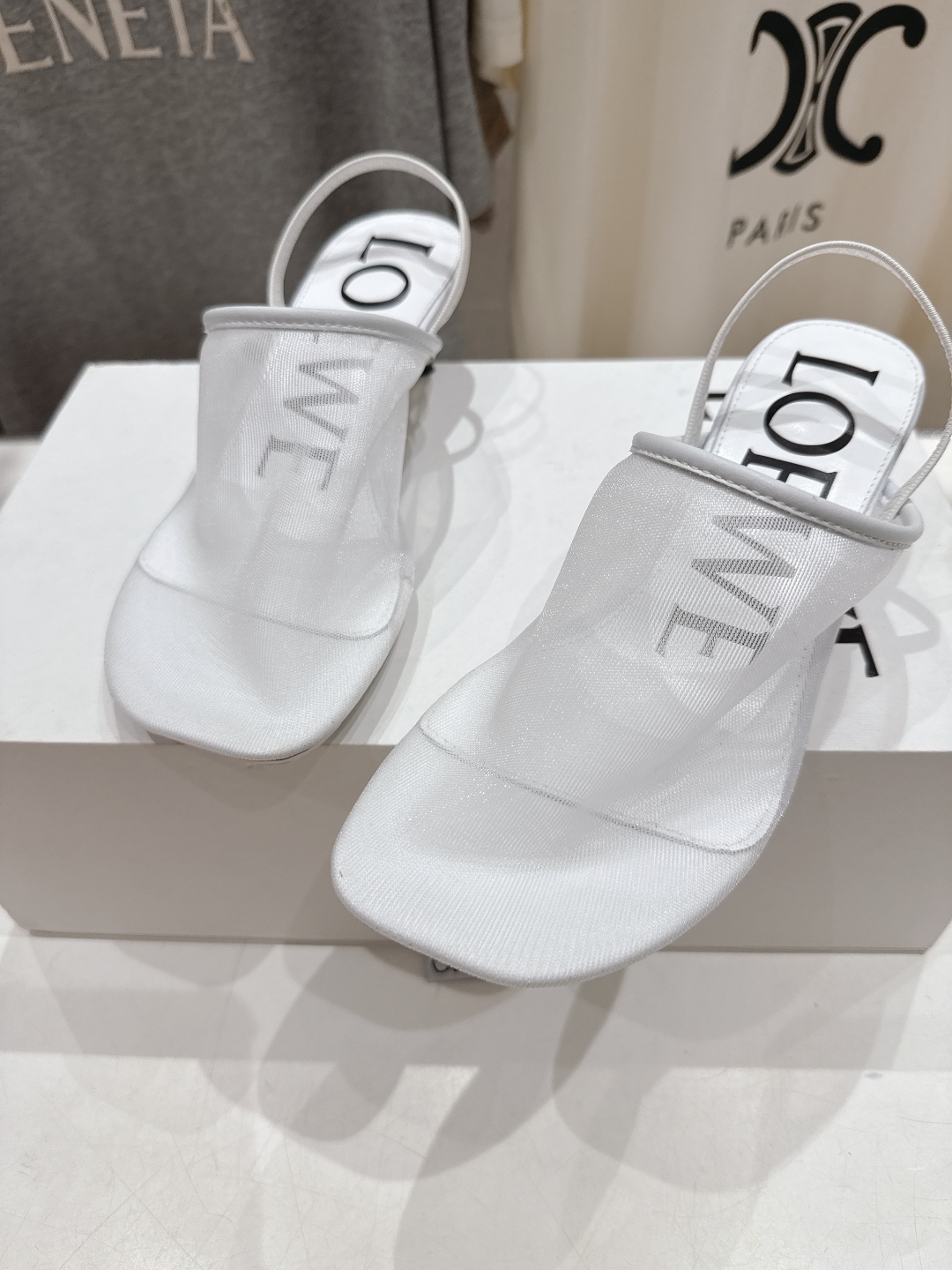 高版本出厂
  LOEWE/罗意威2025ss新品简约网纱高跟拖鞋凉鞋

最近大热的一款拖鞋，不能错过的