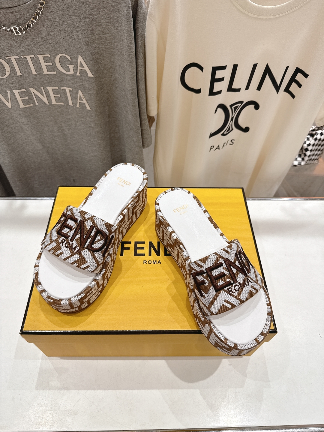 高版本出厂
 Fendi*芬迪全新力作来袭！经典爆款的坡跟懒人拖鞋，拥有顶级品质，乃是跑量爆款！请认准咱